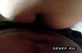 Бабенка виляет своей жопой и получает член в дырку