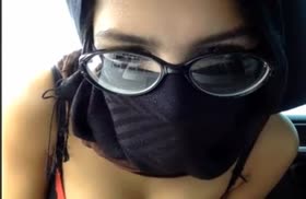 Деваха с большими буферами мастурбирует в машине