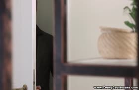 Erotik kiyimdagi bir qiz tezda mehmonni yo'ldan ozdirdi