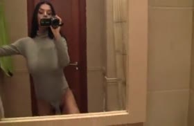 Телка с большой грудью снимает соло видео