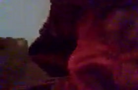 Бабенка демонстрирует минет перед камерой