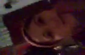 Бабенка демонстрирует минет перед камерой