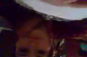 Бабенка демонстрирует минет перед камерой